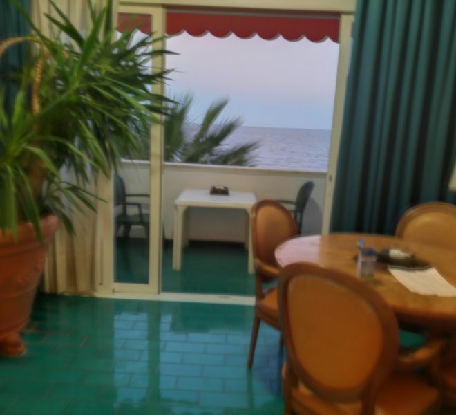 Two rooms seafront flat Bordighera exclusive private beach